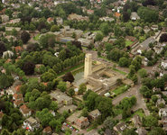 805862 Luchtfoto van het Raadhuis (Dudokpark 1) te Hilversum, tijdens de restauratie.